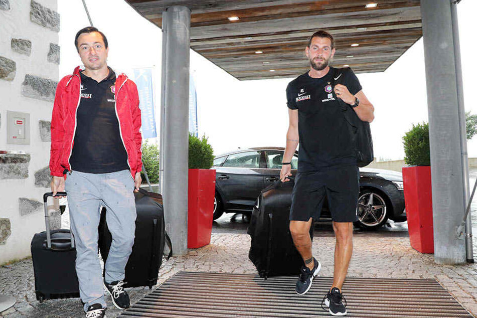 Unterwegs mit Rollis: Trainer Daniel Meyer (l.) und sein "Co" Robin Lenk.