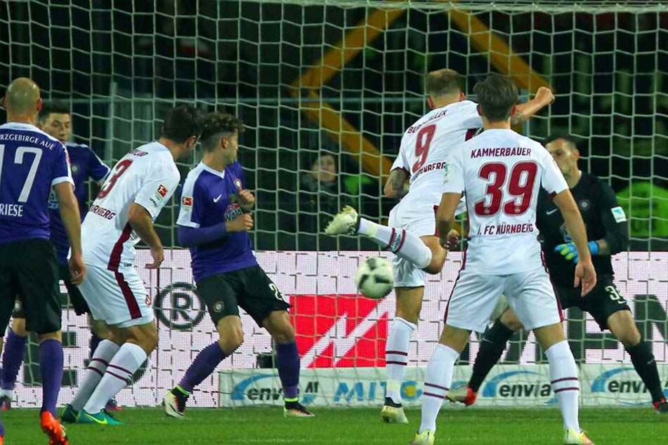 Aue verlor das Hinspiel gegen Nürnberg mit 1:2. Hier landet der Kopfball von Guido Burgstaller abgefälscht im Auer Tor.