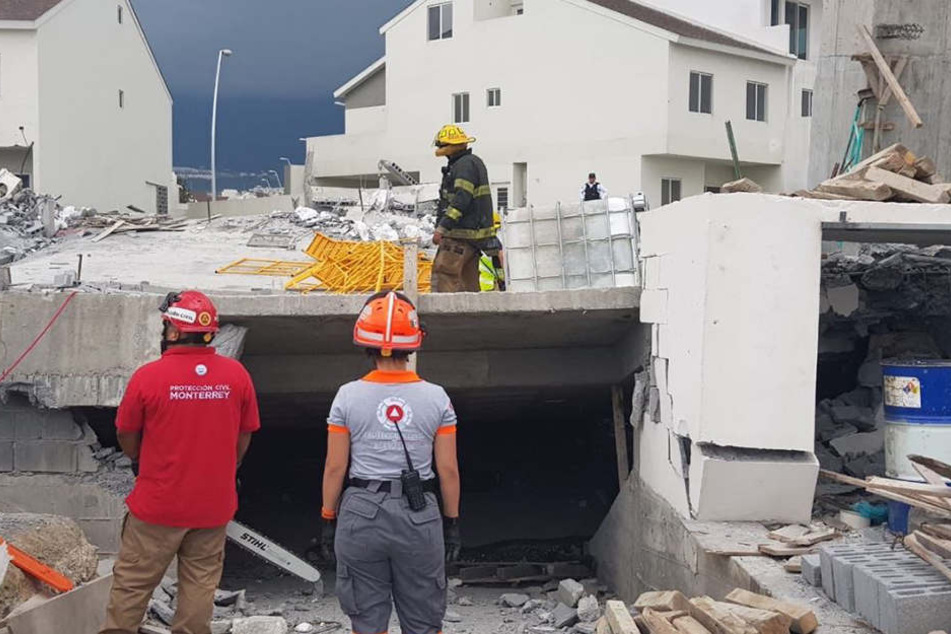 An der Baustelle sammelten sich Familienmitglieder der Arbeiter, um Informationen über ihre Angehörigen zu bekommen.