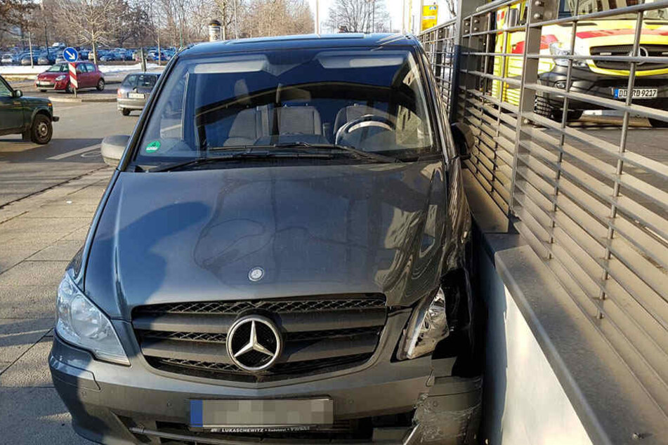 Der Leichenwagen fuhr gegen eine Mauer.