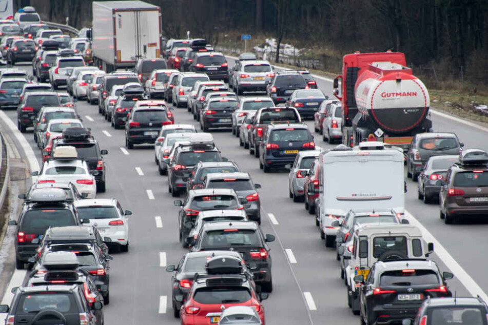 Es kommt auf bis zu sieben Kilometern zu Stau. (Symbolbild)