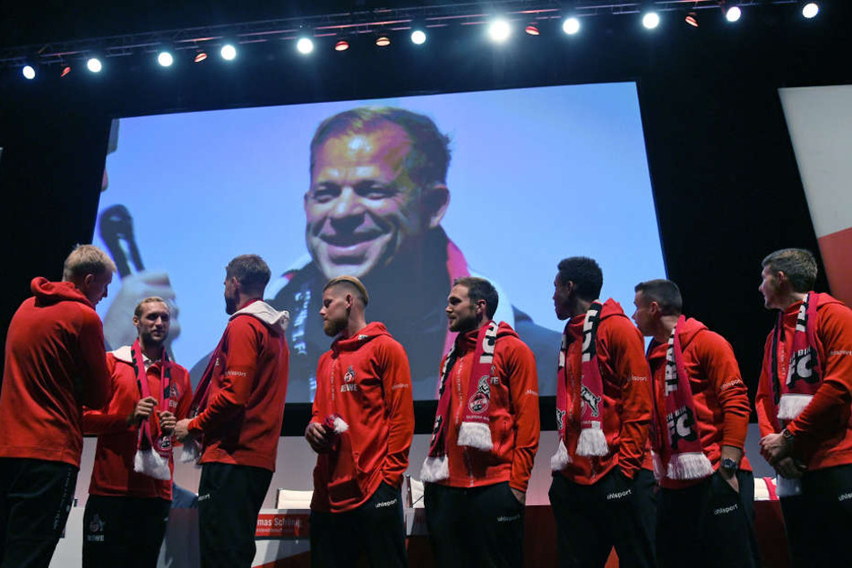 Die Mannschaft des 1. FC Köln bei der Mitgliederversammlung.
