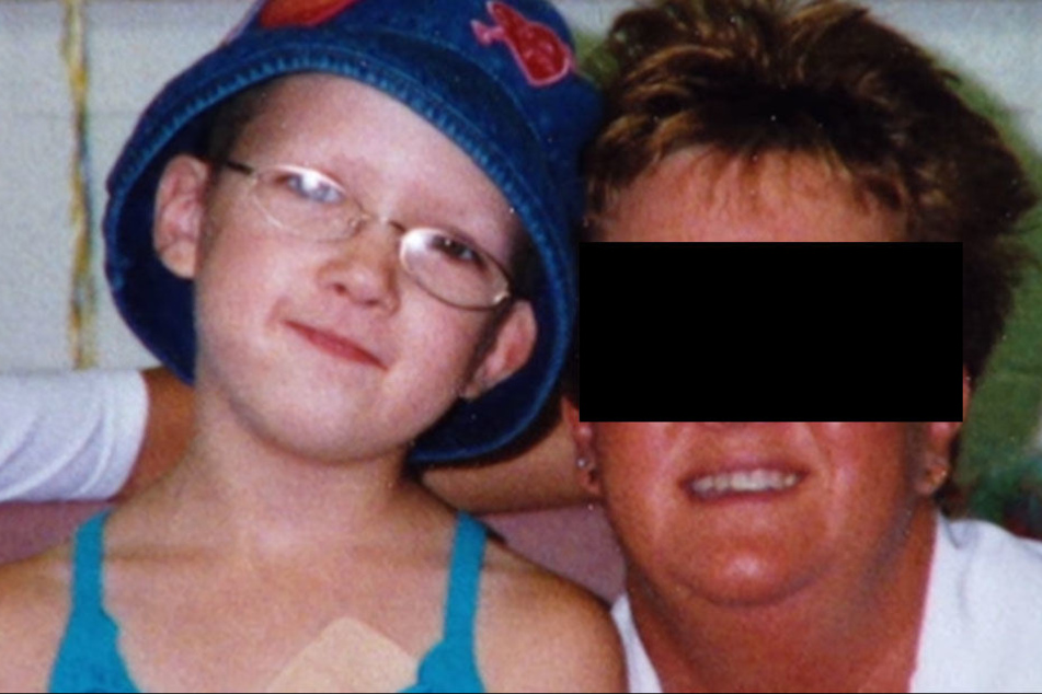 Ihre Mutter rasierte der Kleinen auch ihre langen blonden Haare ab.