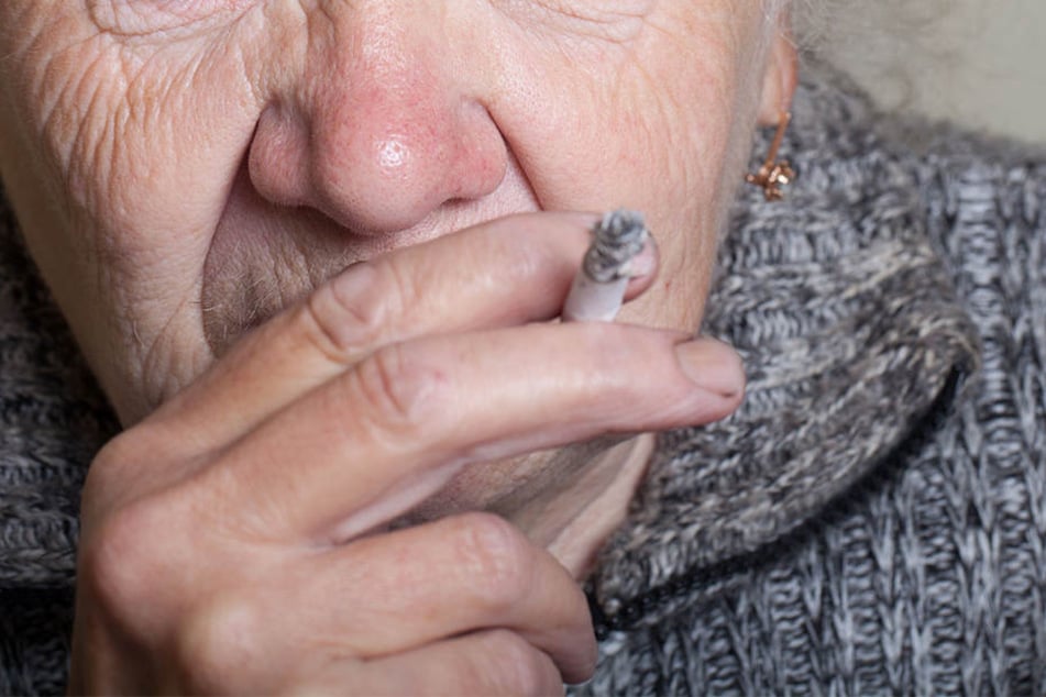 Die 70-jährige Frau stürzte aus dem vierten Stock in einen Schneehaufen.