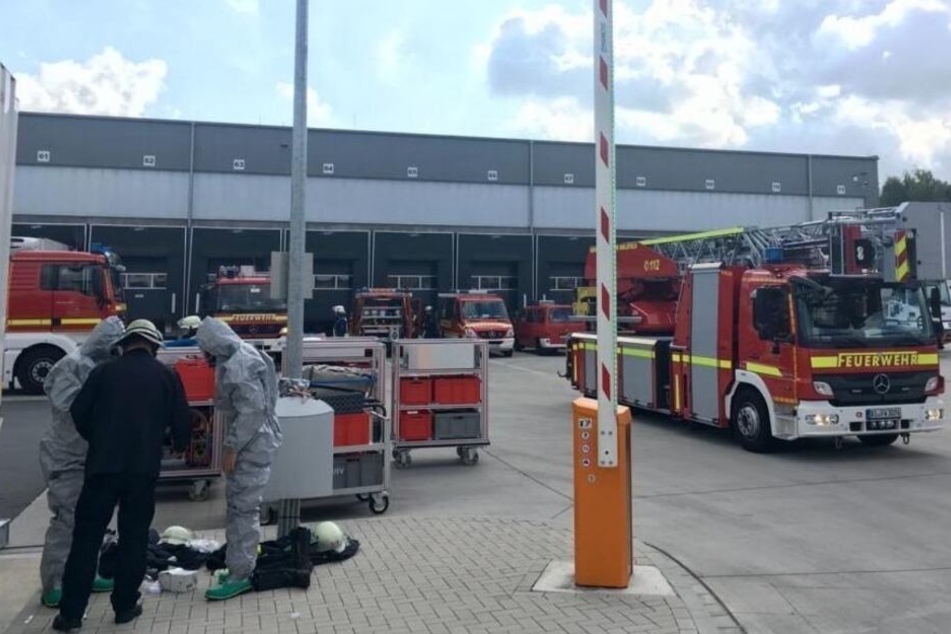 Mit Schutzanzügen waren die Männer der Feuerwehr im Einsatz.