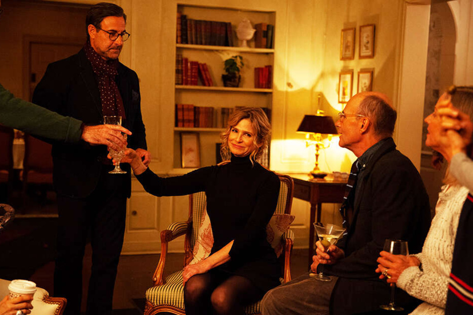 Teds Frau Sherrie Swenson (Zweite von links; Kyra Sedgwick) unterstützt ihren Mann, wo sie nur kann.