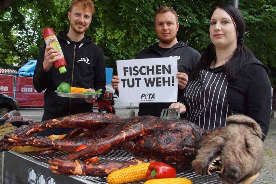 PETA-Aktivisten mit der Hunde-Attrape.