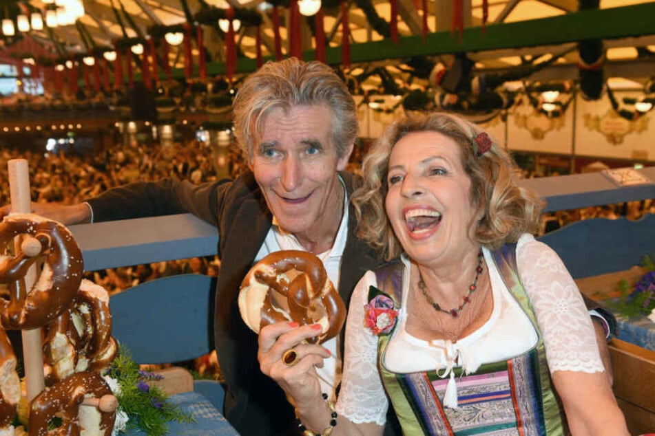 Die Schauspielerin Michaela May und ihr Mann Bernd Schadewald, Regisseur und Autor, feiern im Schottenhamel Festzelt auf dem Oktoberfest.