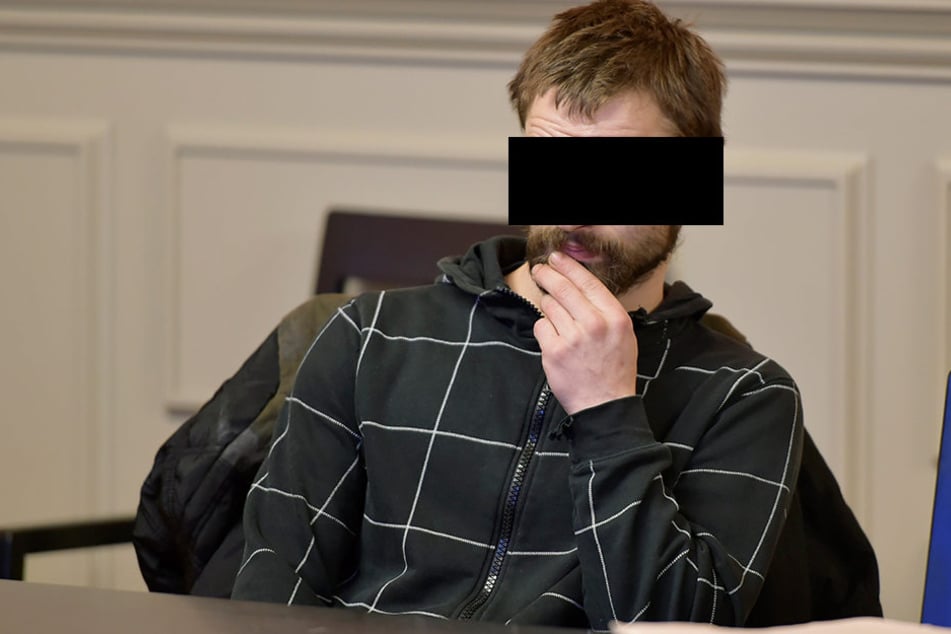 Als seine Bekannte schlief, soll sich Swen S. (29) über sie hergemacht haben. Heute
fehlt ihm angeblich die Erinnerung an den Ablauf der Tat.