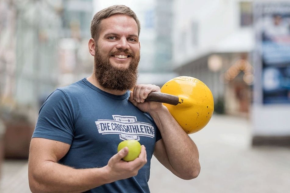 Rocco Krawietz (30) trainiert maximal mit kleinen Hanteln. Der Coach (www.die-crossathleten.de) stellt sein Programm auch auf der "c-fit"-Messe in der Chemnitzer Arena (5. - 7. Januar 2018) vor.