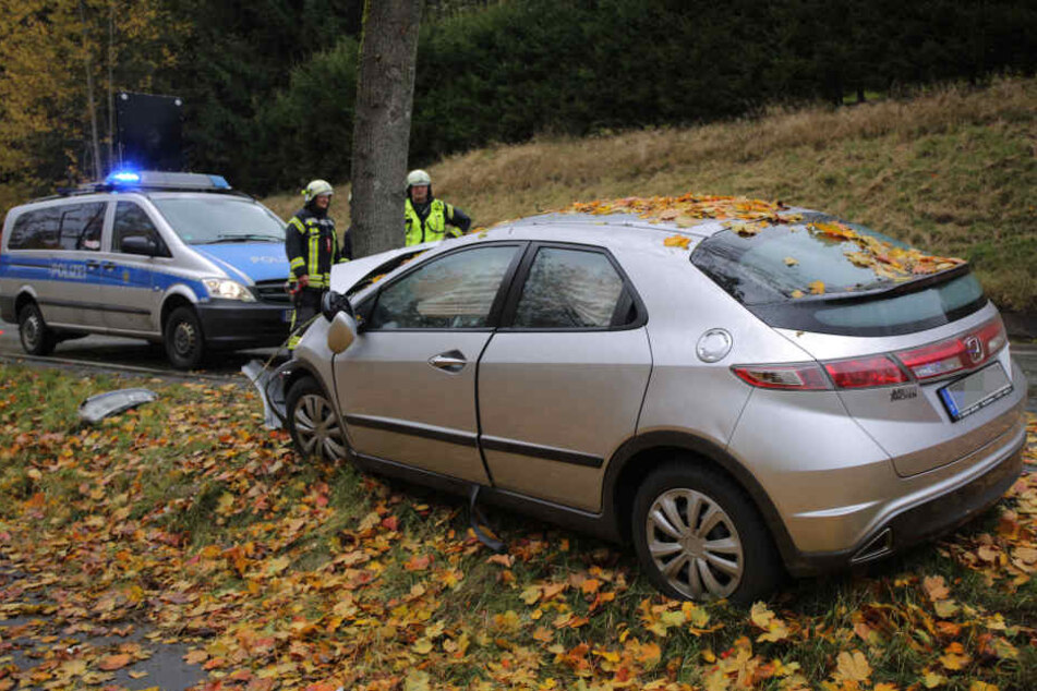 Der Honda ist frontal gegen den Baum geknallt.