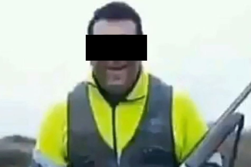 Der Jäger freut sich, wie ein kleines Kind, nachdem er das wehrlose Tier brutal zu Tode trat.