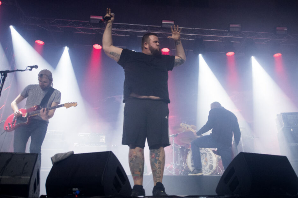 Der Film "Wildes Herz" porträtiert Jan "Monchi" Gorkow (Mitte) und die Band Feine Sahne Fischfilet.