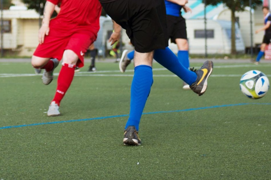 Der Schiedsrichter musste den Kreisliga-Kick abbrechen. (Symbolbild)