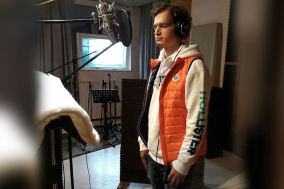 Fritz im Studio, während er seinen neuen Song aufnimmt.