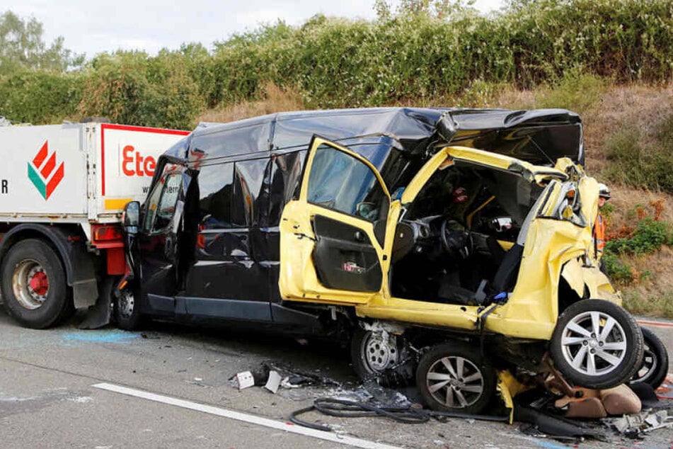 Der Fahrer des Seat überlebte schwer verletzt.