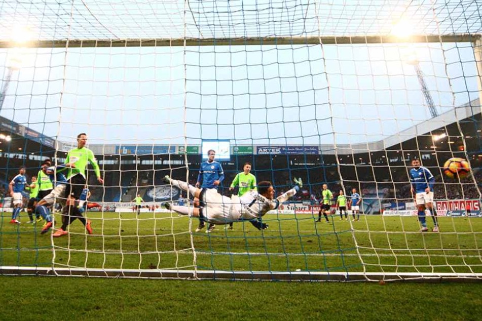 Der Ball schlägt zum 2:0 für Chemnitz im Erfurter Tor ein.