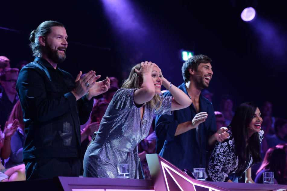 Die Promi-Jury der Show um Sänger Ray Garvey (46) und Moderatorin Ruth Moschner (43) rätselt jede Woche, welche Stars wohl unter den aufwendig gestalteten Kostümen stecken.