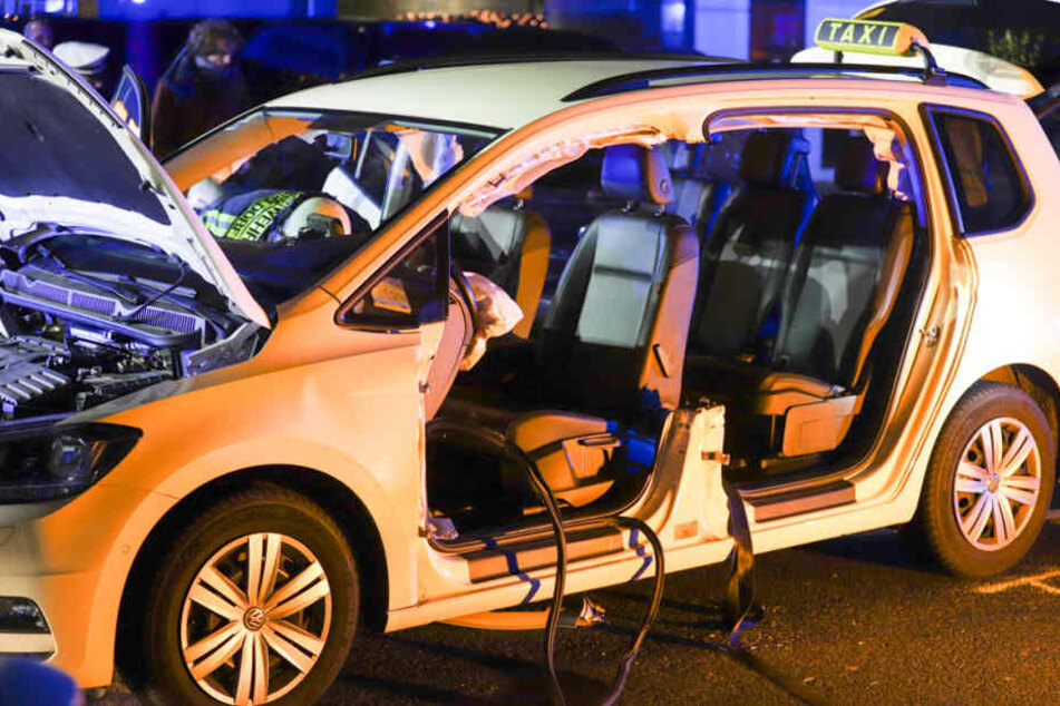 Der Taxifahrer musste von Rettungskräften der Feuerwehr aus seinem Fahrzeug befreit werden.