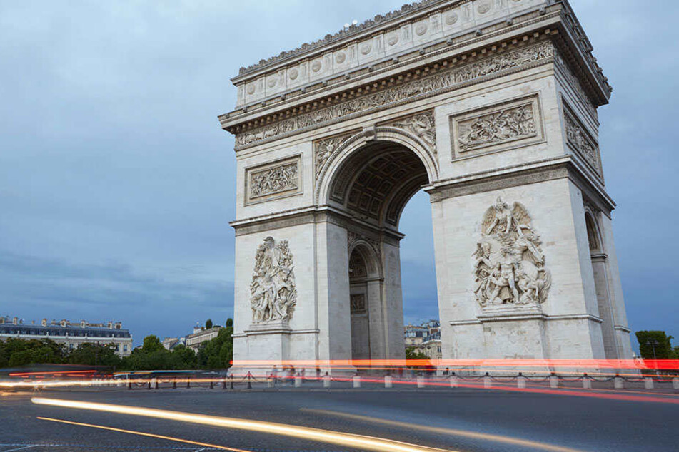 Die Menschen werden aufgefordert den Bereich um die beliebte Prachtstraße Champs-Elysées zu meiden.
