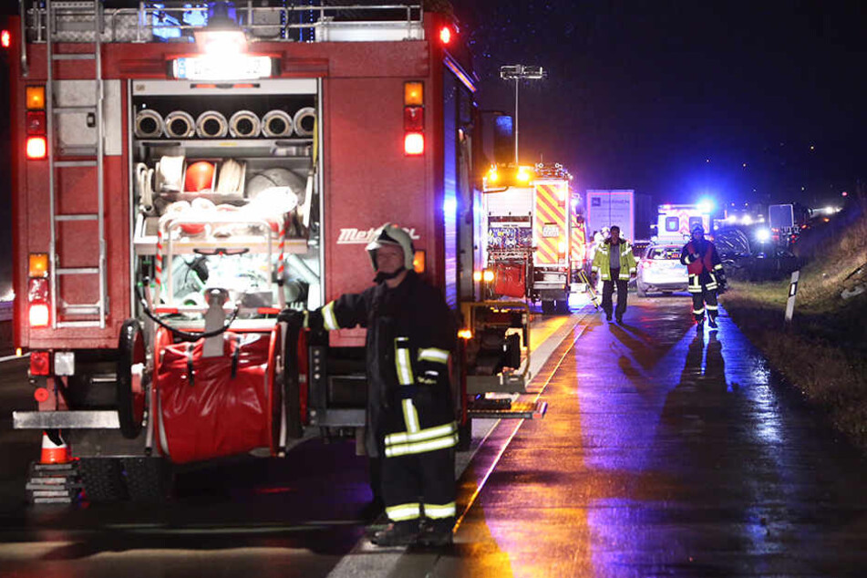 Feuerwehr und Polizei eilten zum Unfallort auf der A17.