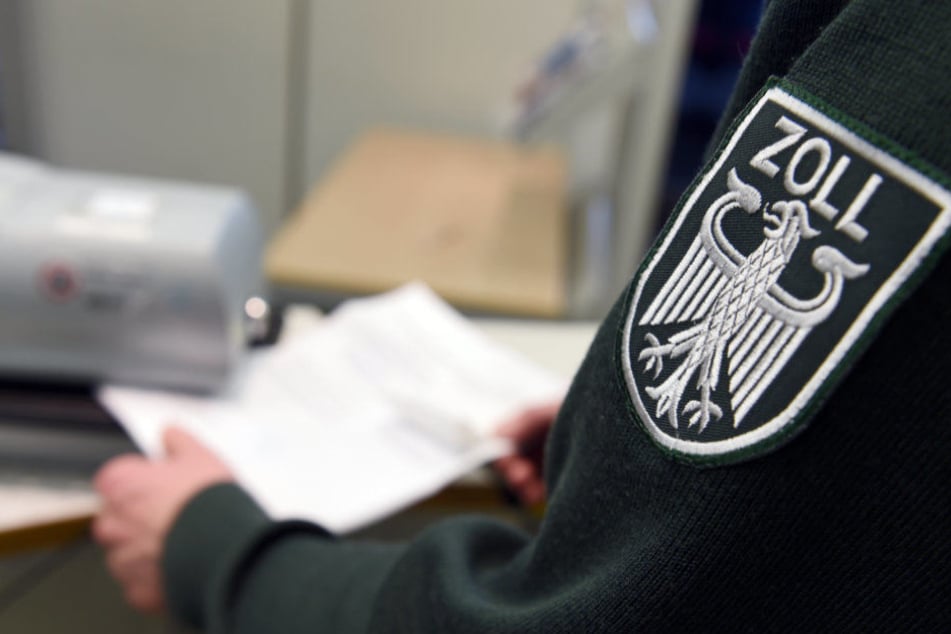 Mit rund 40 Kräften kontrollierten am Abend die Zöllner Objekte in Erfurt. (Symbolbild)