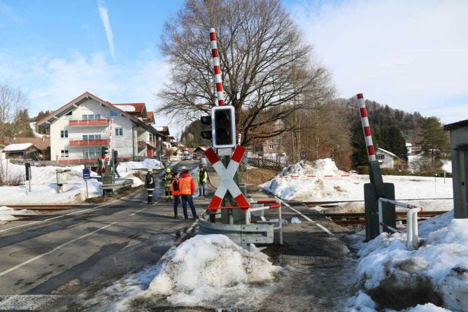 Nach ersten Erkenntnissen war die Frau unter der geschlossen Schranke durchgegangen.