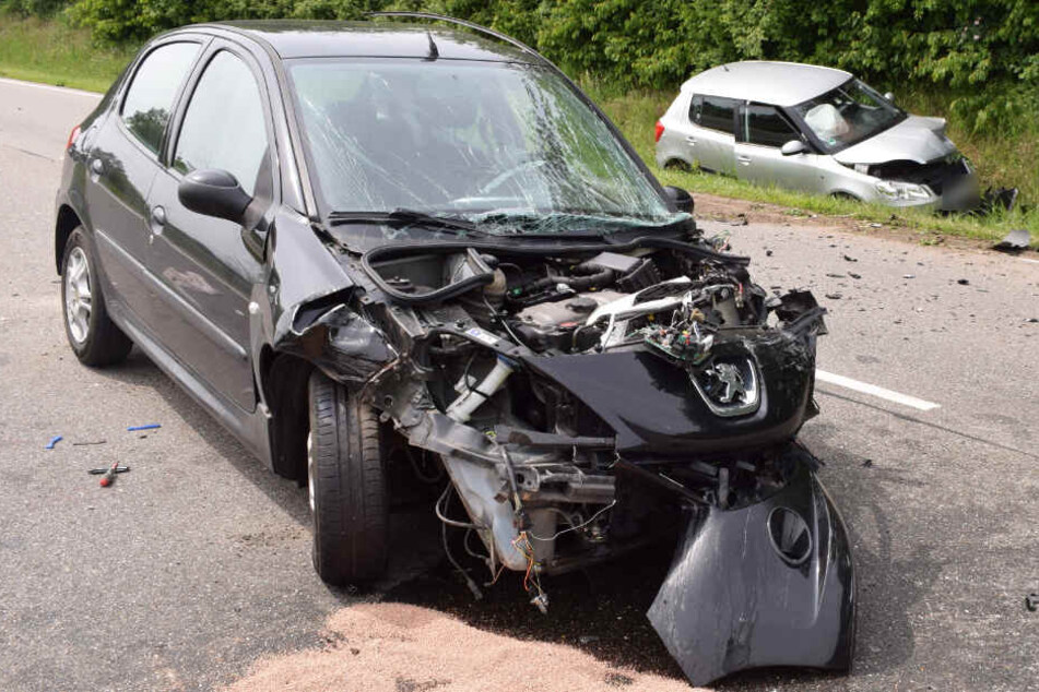 Die Unglücksfahrzeuge an der Unfallstelle.
