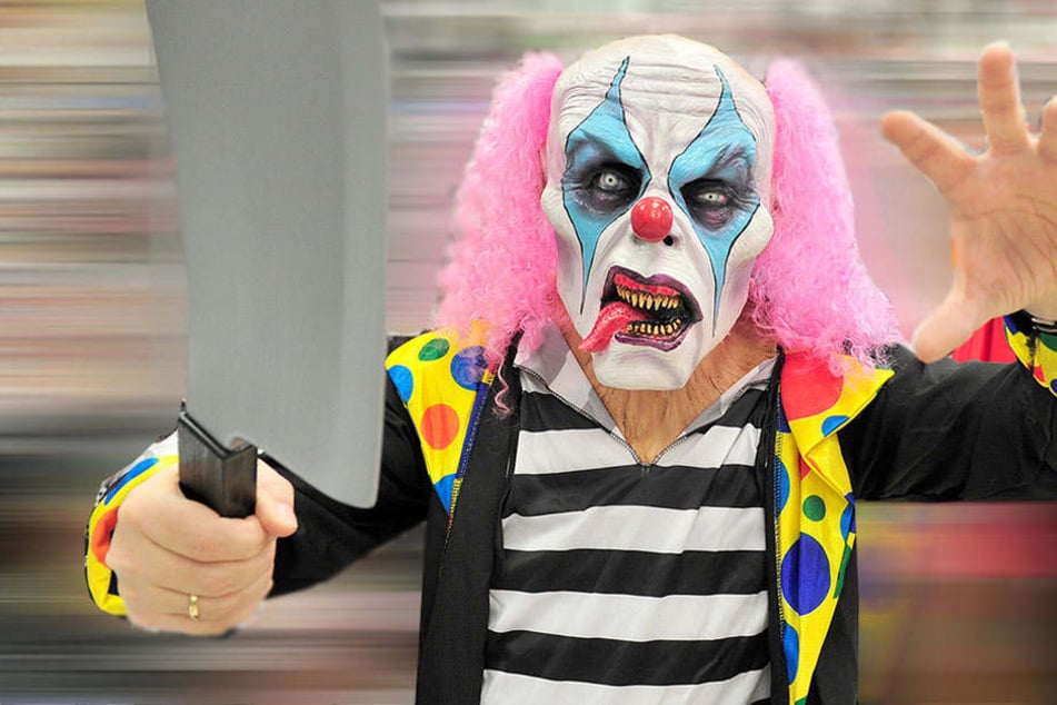 Ein Clown griff mit einem Messer ein Mädchen an.
