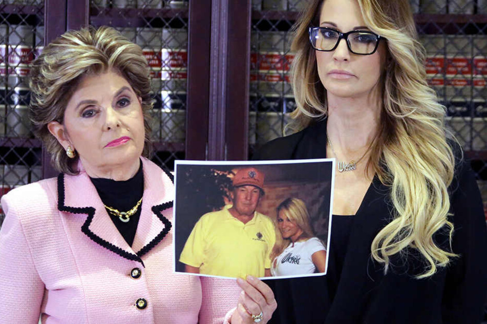 Jessica Drake mit ihrer Anwältin Gloria Allred. Als Beweismittel zeigen die beiden ein Bild der Pornodarstellerin mit dem Immobilien-Tycoon.