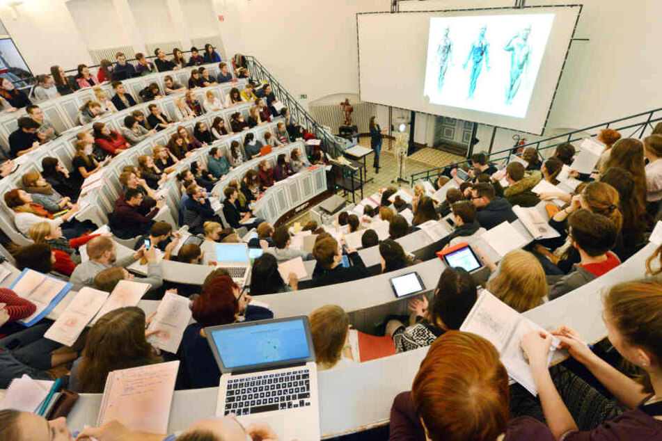 In einem gut gefüllten Anatomie-Hörsaal verfolgen Medizinstudenten die Vorlesung. (Symbolbild)