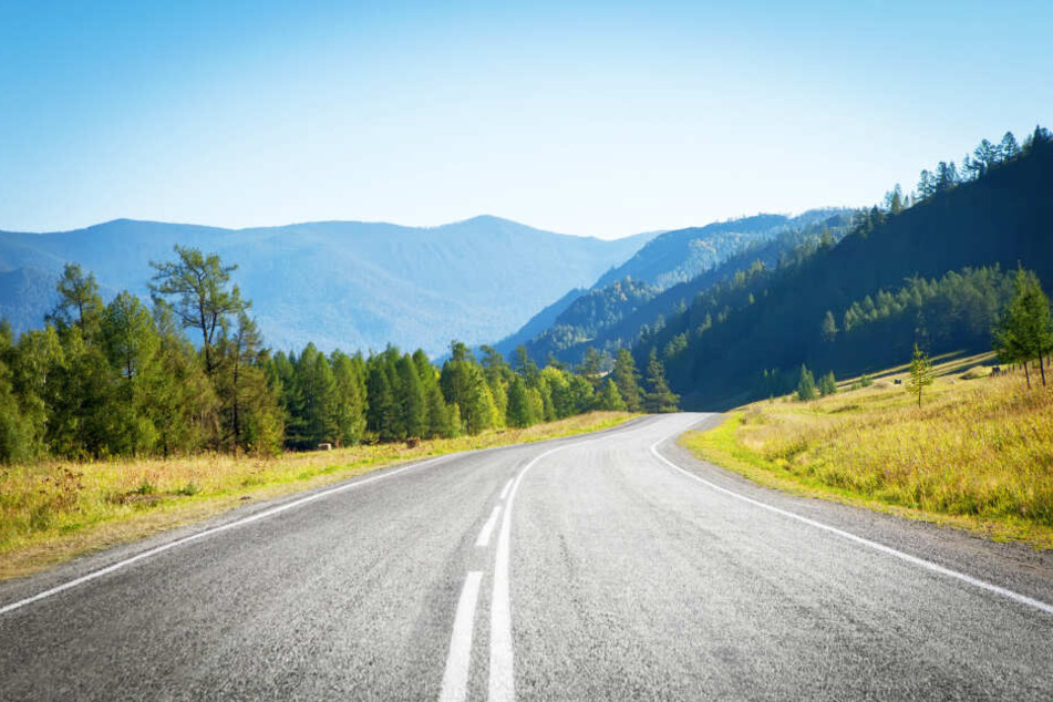 Eine Landstraße im Gebirge (Symbolbild).