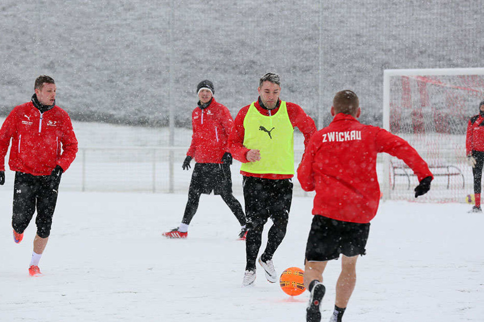 Endlich wieder am Ball! Aykut Öztürk (M.) und Oliver Genausch (v.) trainieren in der Vorbereitung voll mit - im Schnee kostet das doppelt Kraft.