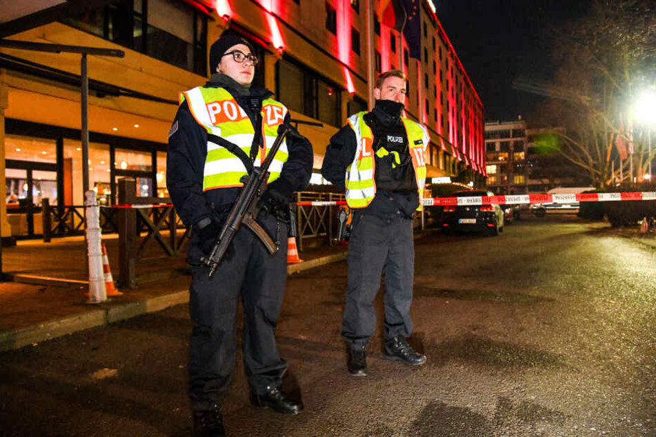 Schwer bewaffnete Polizisten sichern die Gegend um den Juwelier.