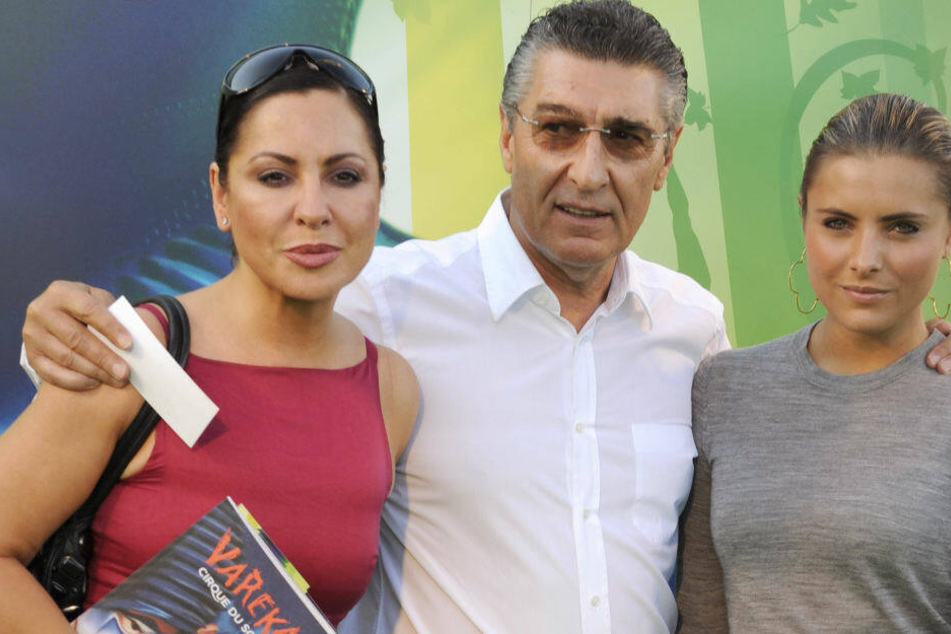 Schauspielerin Simone Thomalla (l.), ihr Lebensgefährte, der ehemalige Schalke-Manager Rudi Assauer, und Tochter Sophia Thomalla auf der Premiere von "Cirque du Soleil - Varekai". (Archivbild)