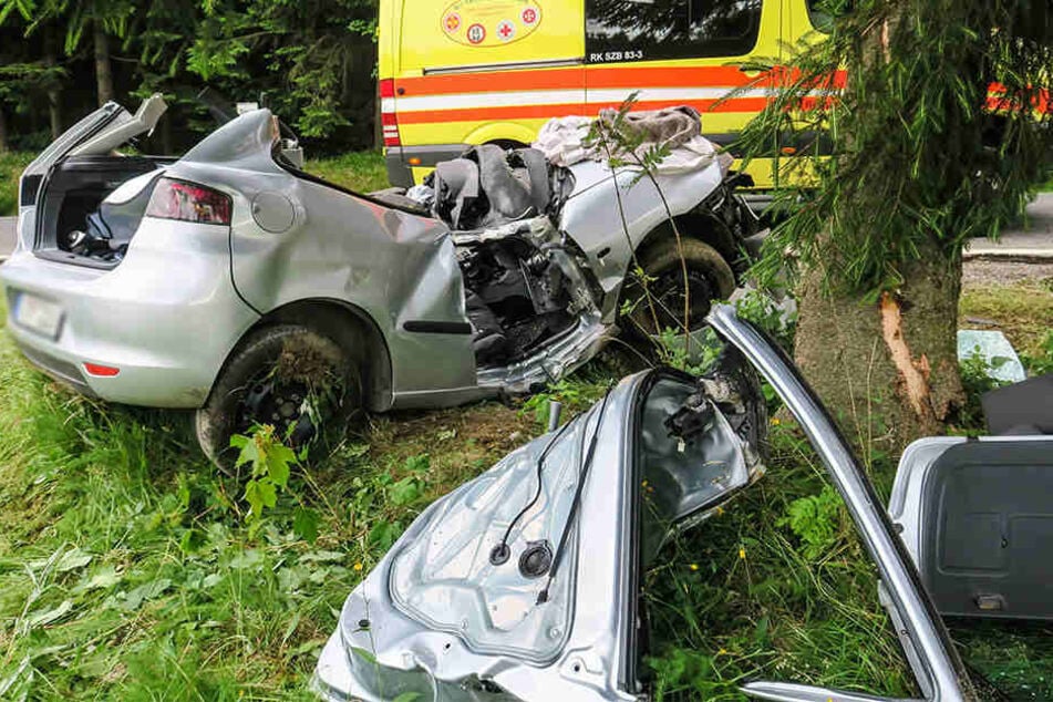 Der Fahrer wurde im Seat eingeklemmt und schwer verletzt.