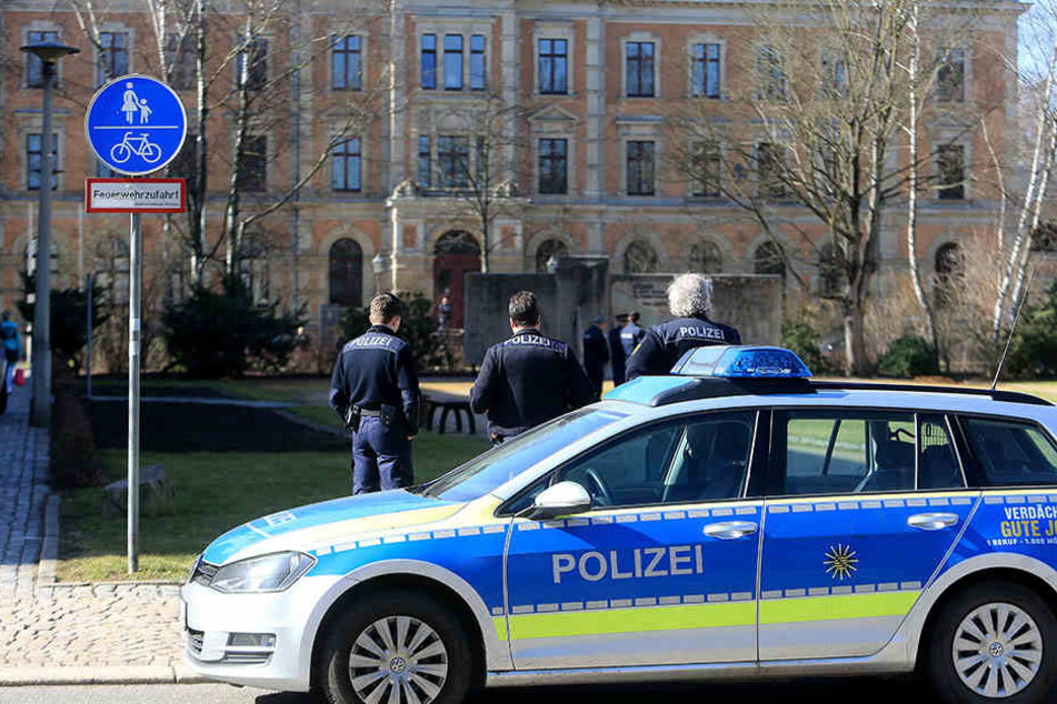 Die Polizei hatte beide Gerichtsgebäude und die umliegenden Straßen weiträumig abgesperrt.