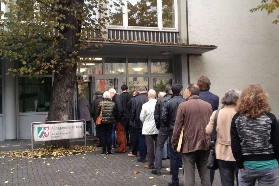 100 Menschen wollten unbedingt das Haus ersteigern.