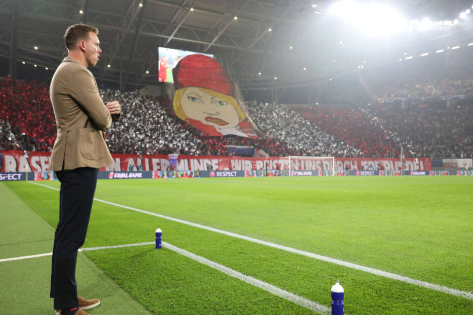 RB-Trainer Julian Nagelsmann vor der Fankurve samt Choreo.