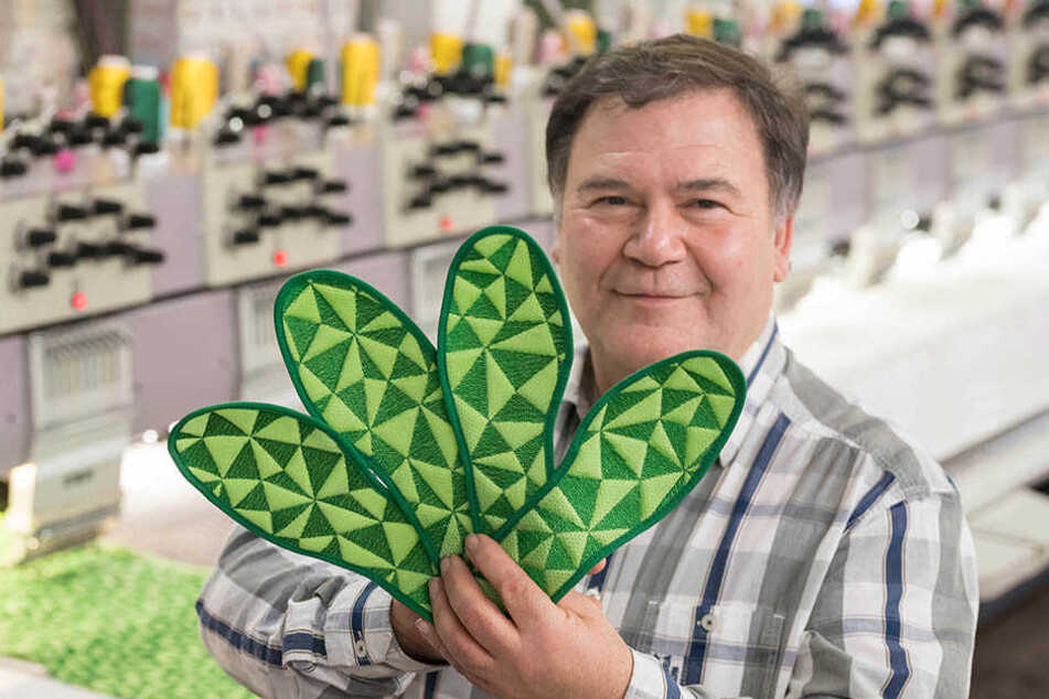 Firmenchef Hartmut Funke
(61) mit dem neuesten
Produkt seiner Stickerei,
einer hochmodernen Einlegesohle.