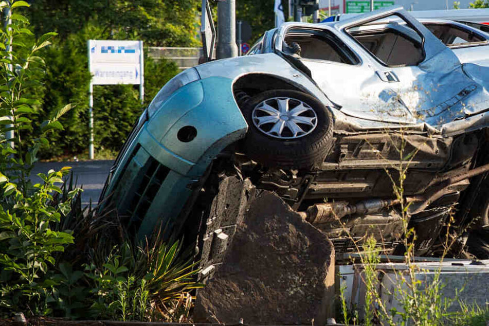 Insgesamt wurde drei Personen bei dem Crash verletzt.