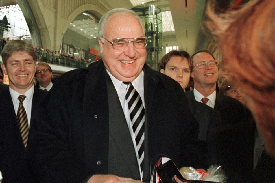 Bei einem Rundgang durch den sanierten Leipziger Hauptbahnhof 1997 freut Kohl sich über die Fortschritte des Aufbaus Ost.