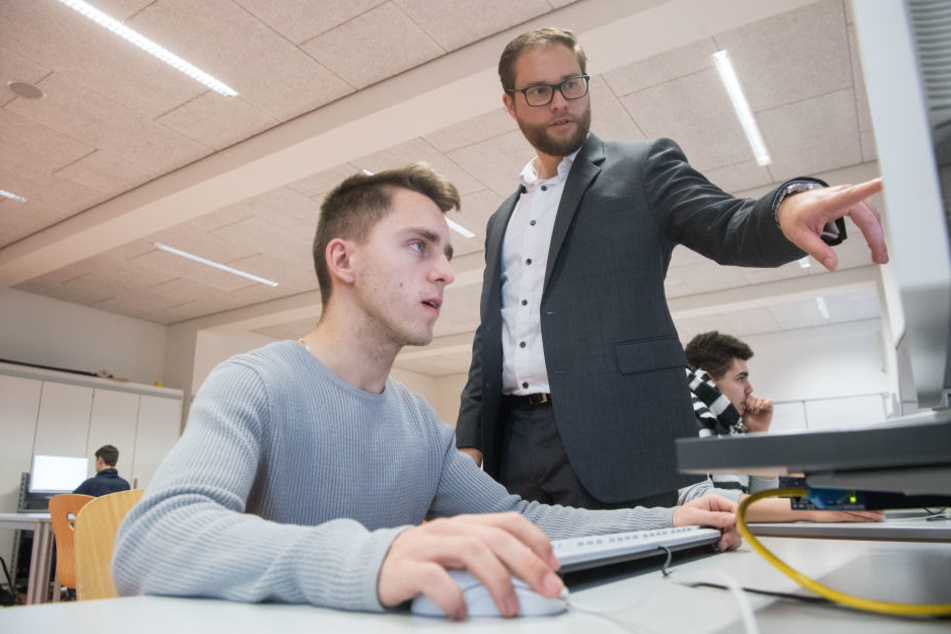 David Link (r.) unterrichtet einen Schüler im Fach Informationstechnik. (Archivbild)