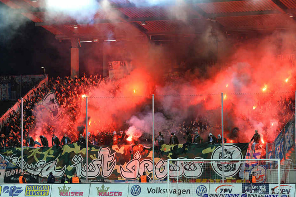 Die Hansa-Anhänger sorgten mit Pyrotechnik für eine Spielunterbrechung.