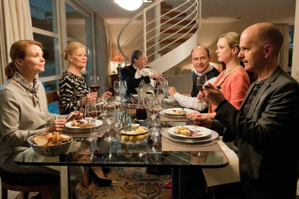 Gute Miene zum bösen Spiel: Anne und Erik mit Annes Eltern und einem befreundeten Paar beim Abendessen