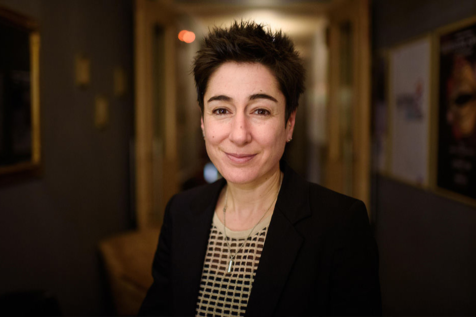 Dunja Hayali begleitet auch die Nachbarschaftsinitiative "Stop", die zeigt, wie Frauen und Kindern geholfen werden kann, die zu Hause Gewalt erleben.