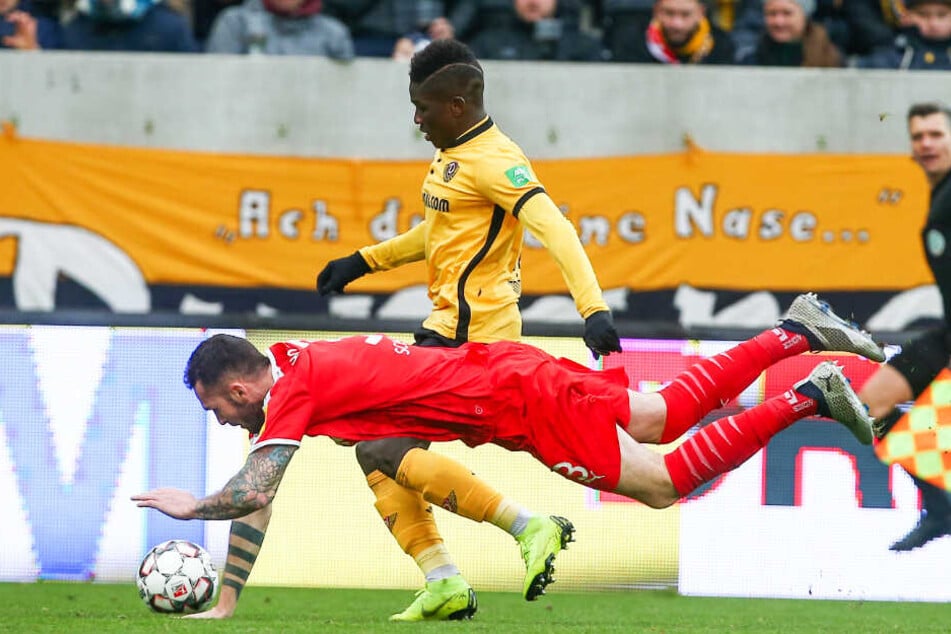 Moussa Koné (oben) und seine Dynamos wollen die Kieler Störche um Dominik Schmidt zu einer harten Landung zwingen.