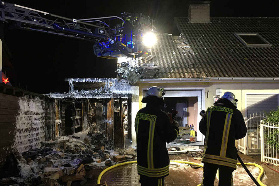 Bis 20.20 Uhr musste die Feuerwehr den Carportbrand löschen.