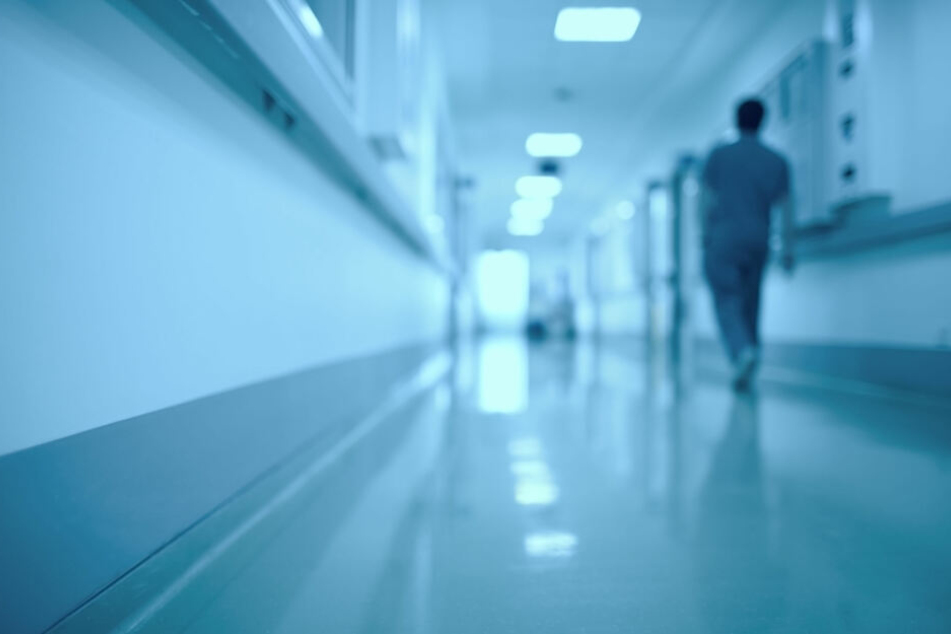Ein Dieb zog durch eine Hallesche Klinik und beklaute schlafende Patienten. (Symbolbild)