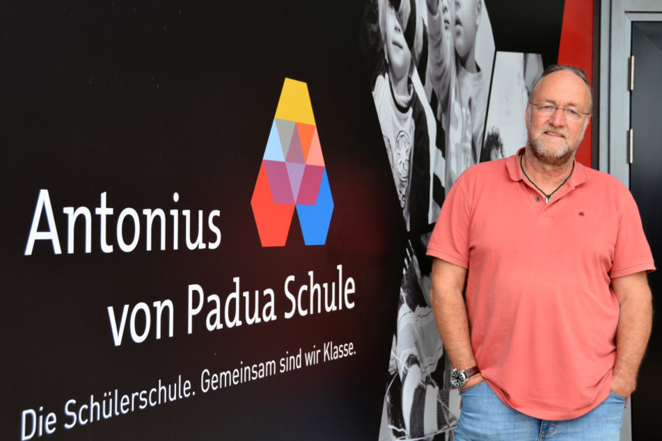 Der Rektor Padua Schule Hanno Henkel steht vor dem Eingang.